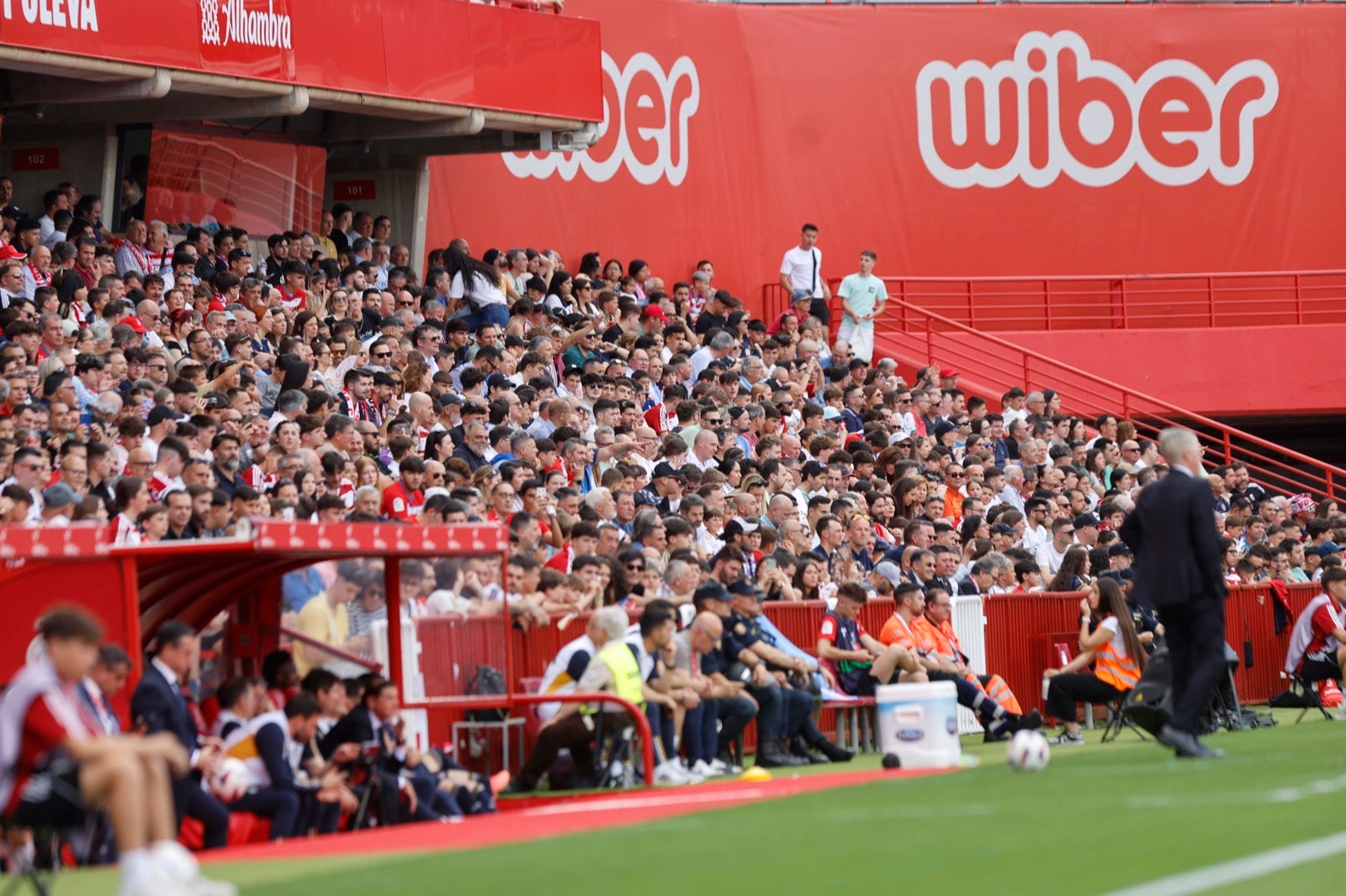 Encuéntrate en la grada en el partido entre Granada y Real Madrid