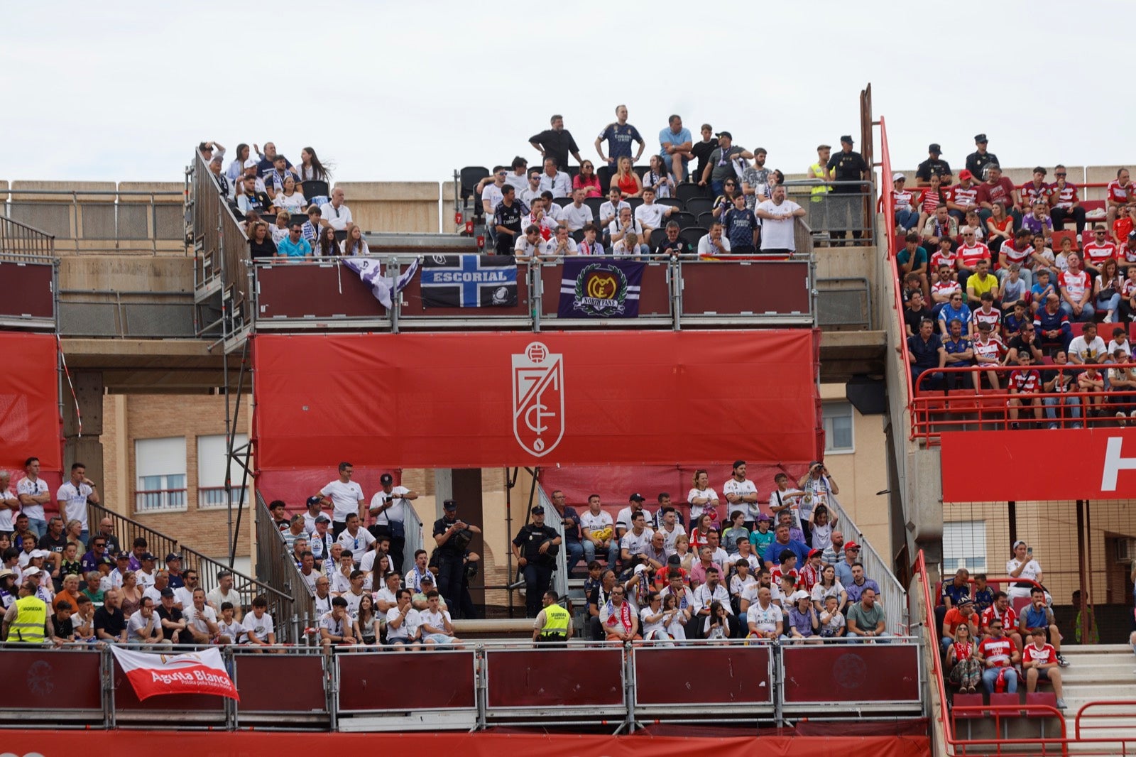 Encuéntrate en la grada en el partido entre Granada y Real Madrid