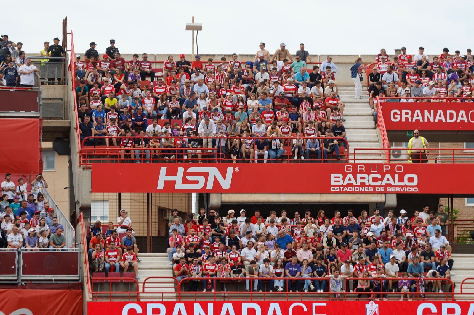 Encuéntrate en la grada en el partido entre Granada y Real Madrid