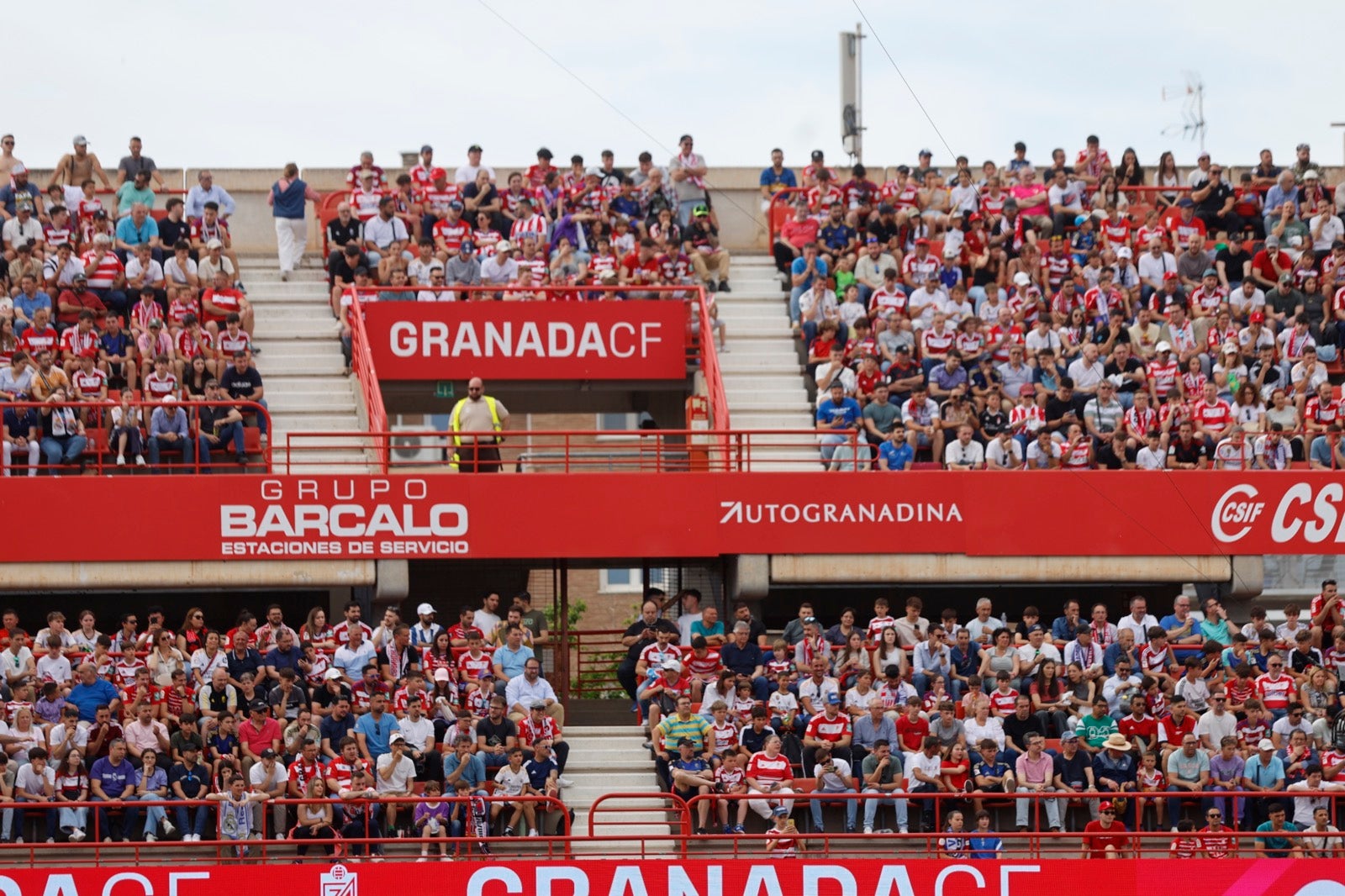Encuéntrate en la grada en el partido entre Granada y Real Madrid