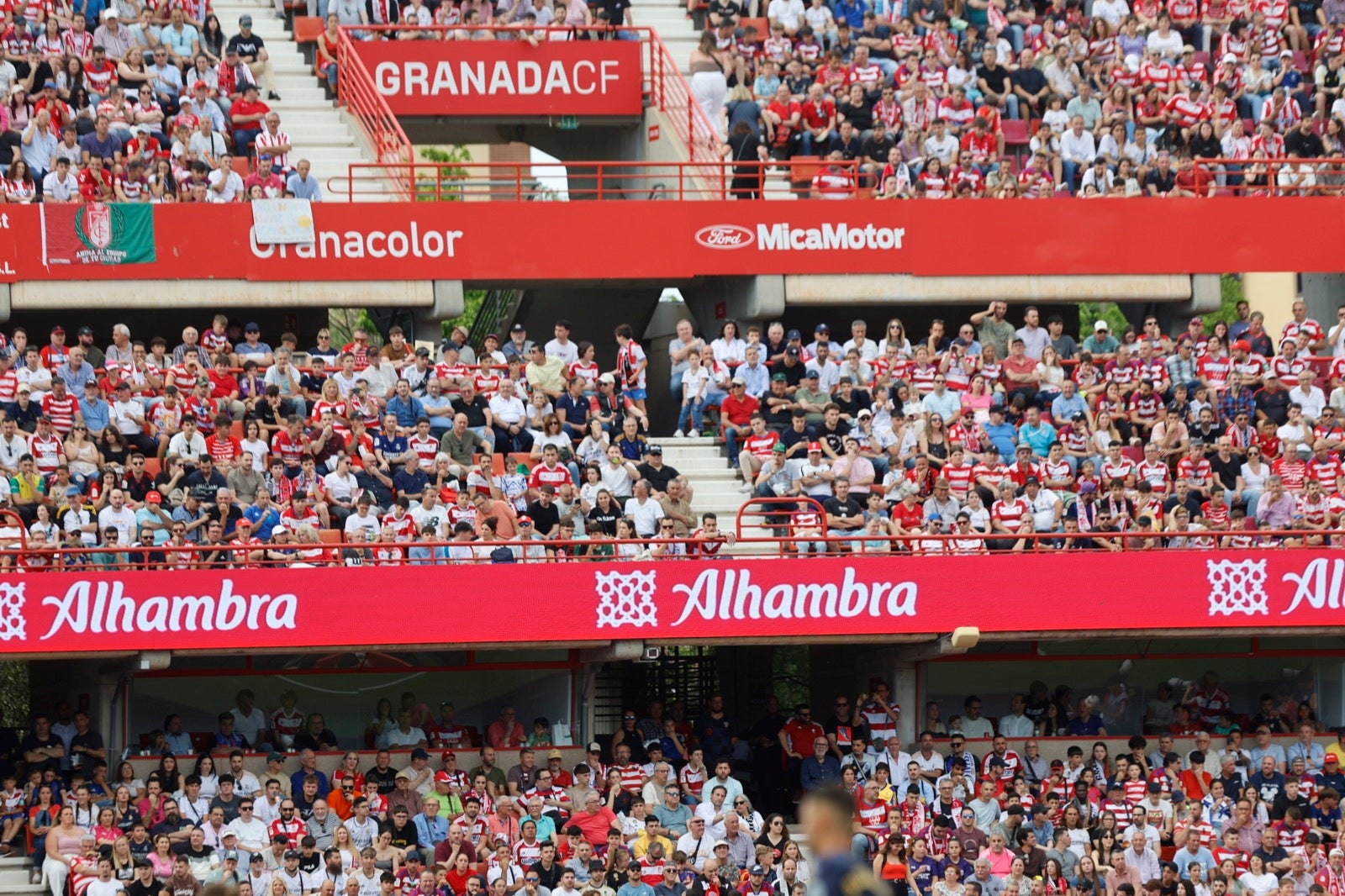 Encuéntrate en la grada en el partido entre Granada y Real Madrid