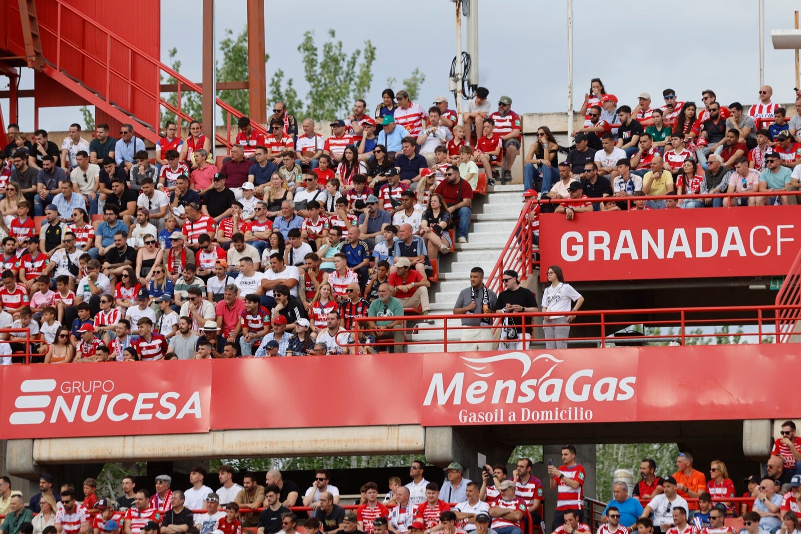 Encuéntrate en la grada en el partido entre Granada y Real Madrid