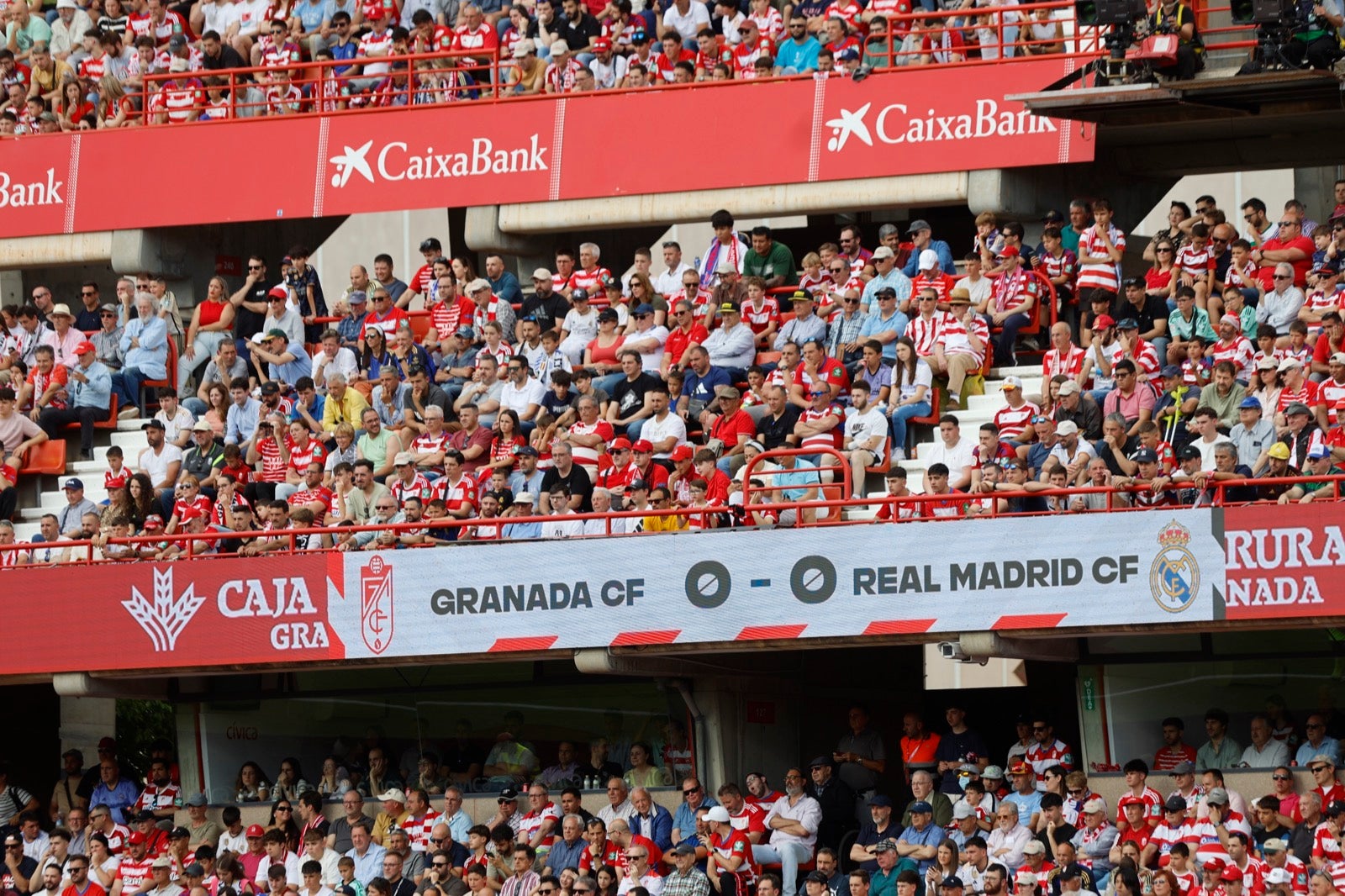 Encuéntrate en la grada en el partido entre Granada y Real Madrid