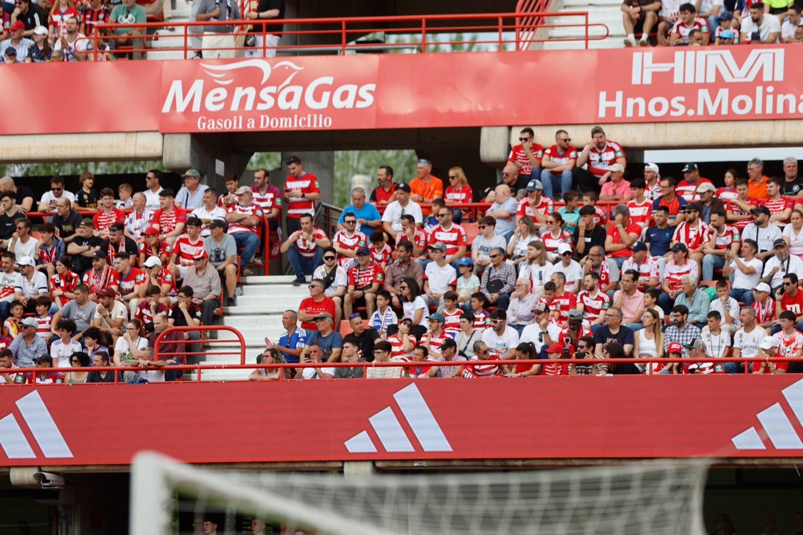 Encuéntrate en la grada en el partido entre Granada y Real Madrid