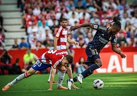 Gumbau se tropieza ante el ímpetu de Camavinga.