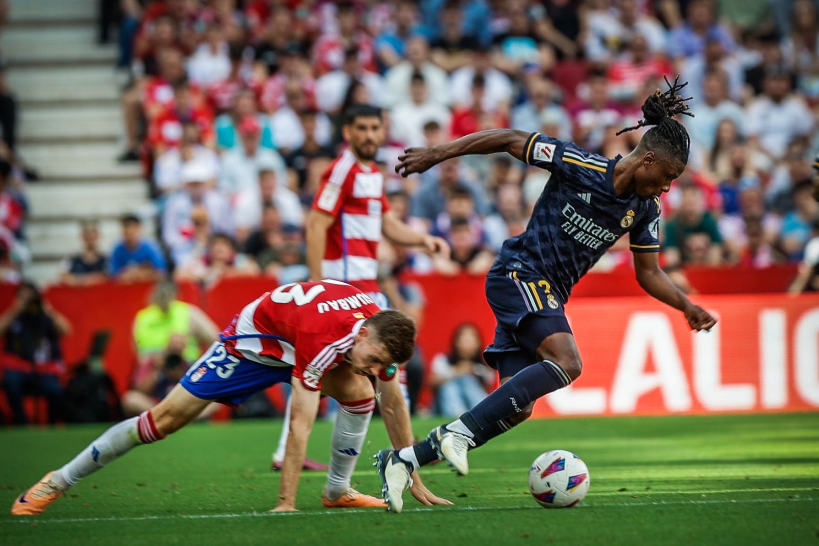 Gumbau se tropieza ante el ímpetu de Camavinga.