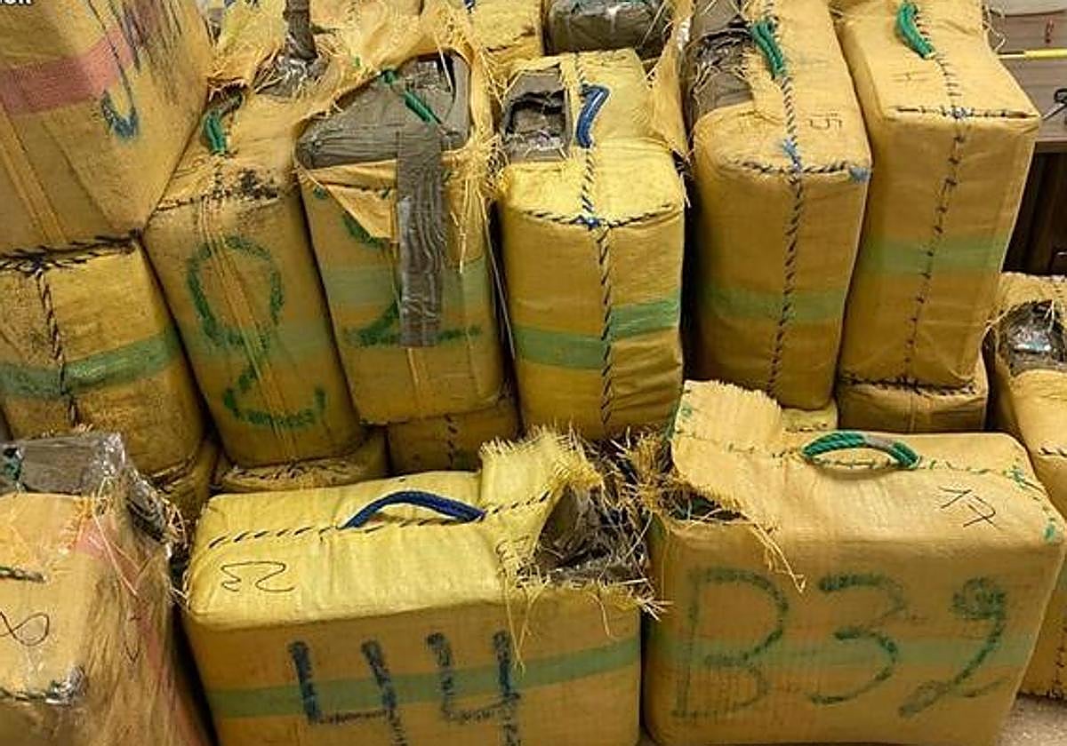Juzgan a cuatro acusados de alijar 800 kilos de hachís en una playa de Punta Entinas-Sabinar