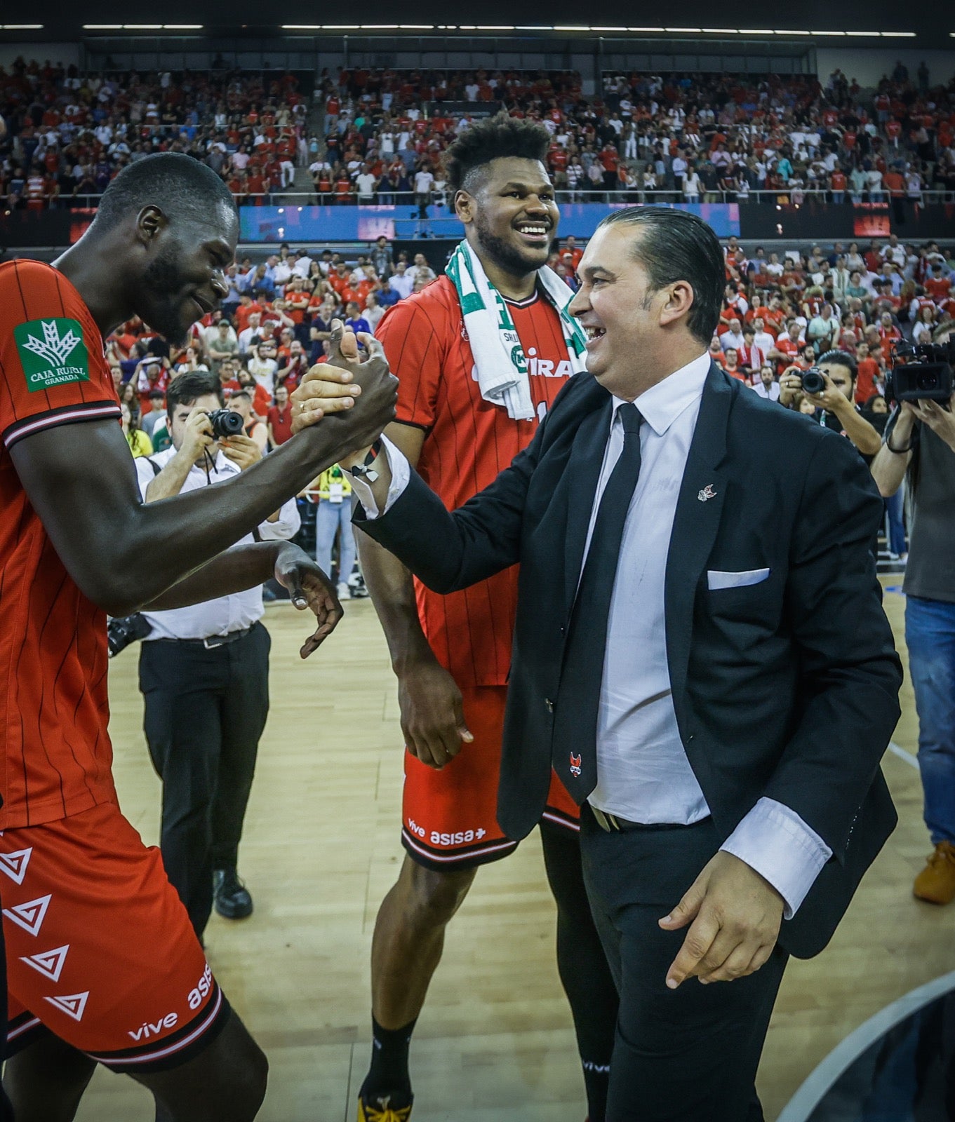 Las imágenes de la fiesta del Covirán y la afición