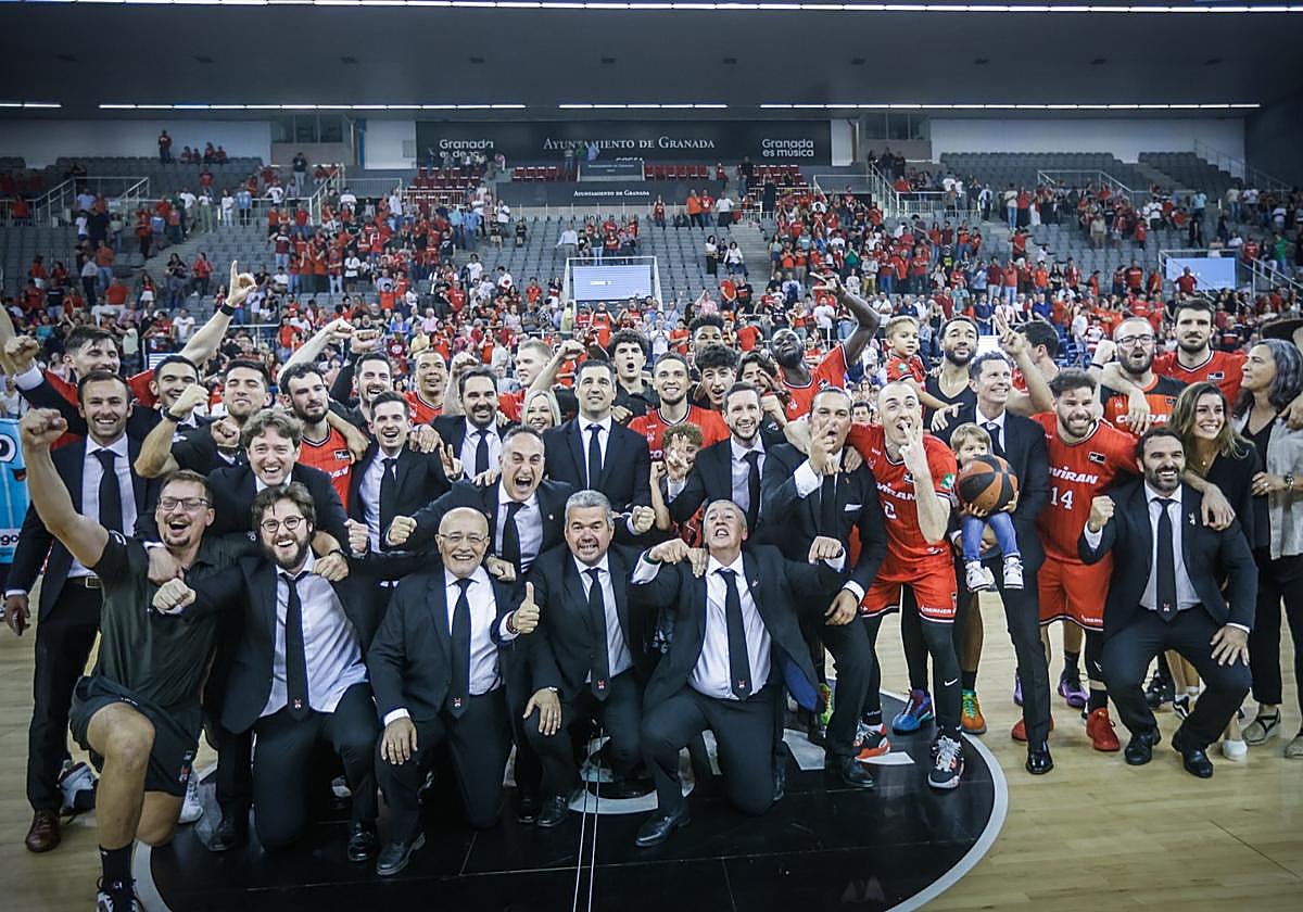 Celebración de los jugadores y equipo técnico tras la conclusión del partido.