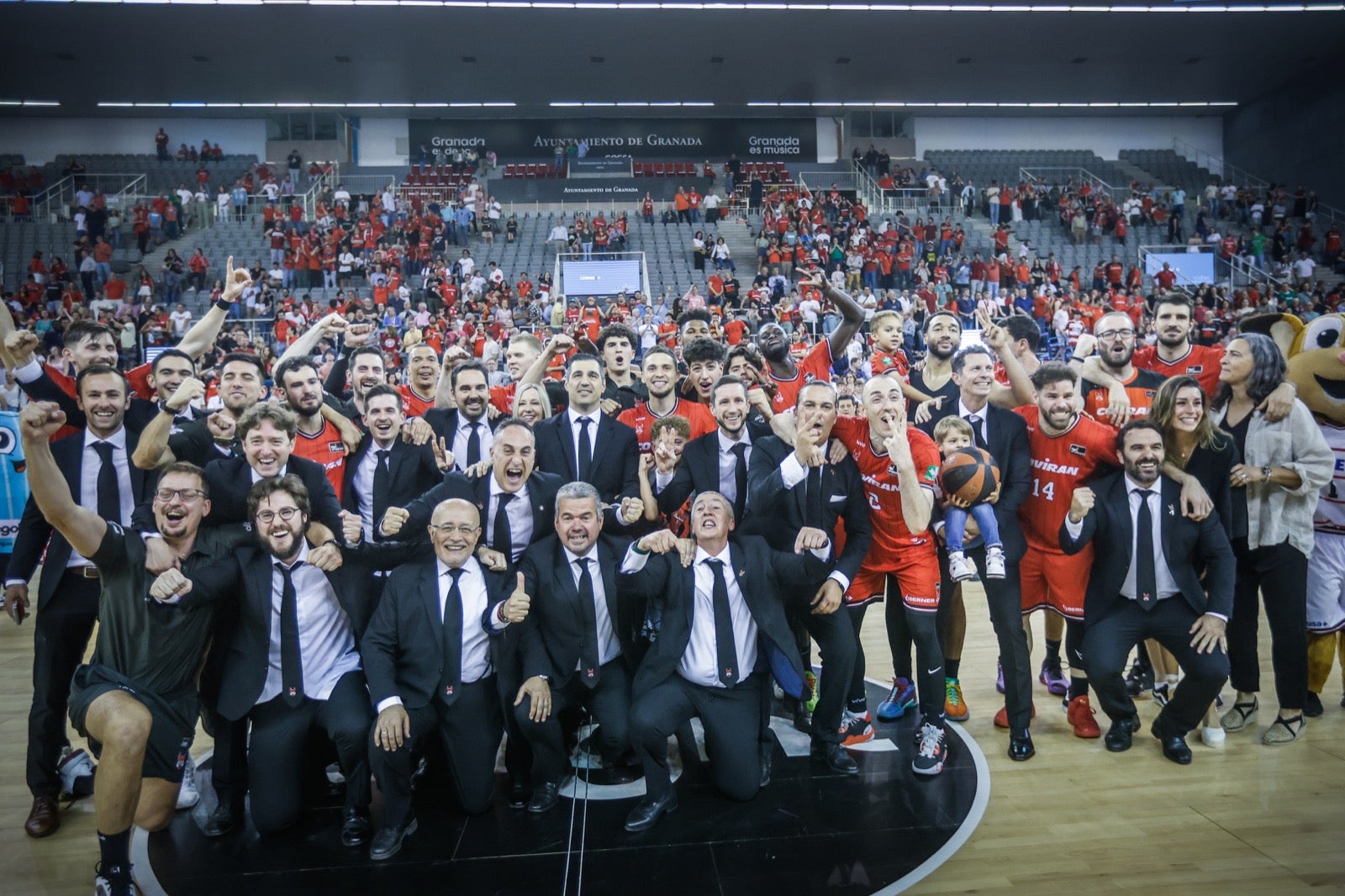 Las imágenes de la fiesta del Covirán y la afición