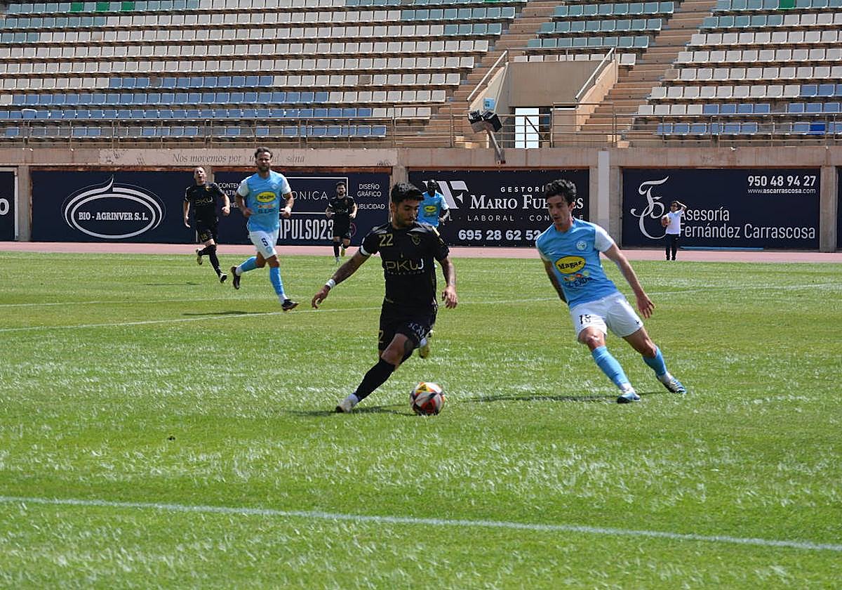 Una de las jugadas entre el Real Jaén y El Ejido, con la pelota en posesión de los jienenses.