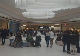 Imagen de archivo de visitantes al centro comercial Jaén Plaza.