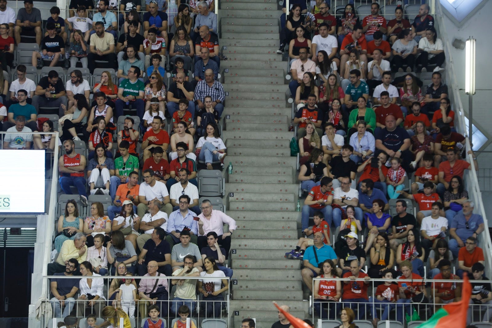 Encuéntrate en la grada durante el Covirán Granada - Gran Canaria