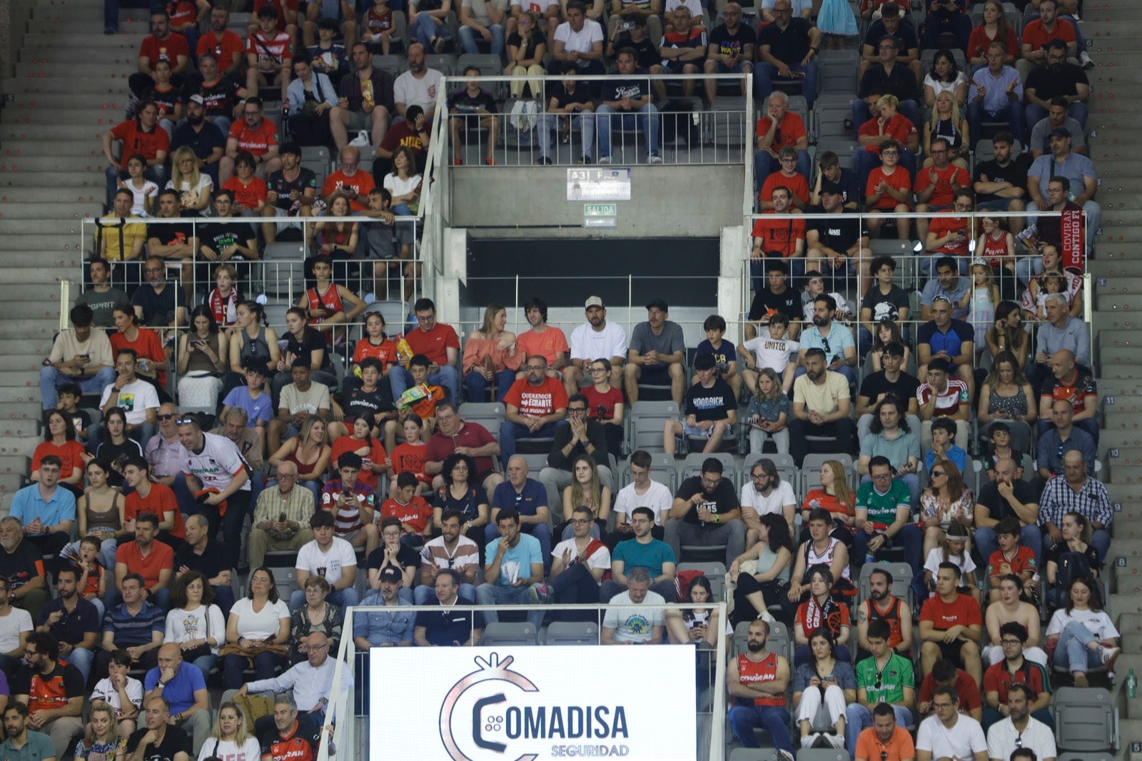 Encuéntrate en la grada durante el Covirán Granada - Gran Canaria