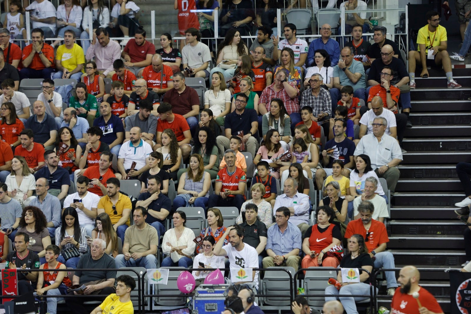Encuéntrate en la grada durante el Covirán Granada - Gran Canaria