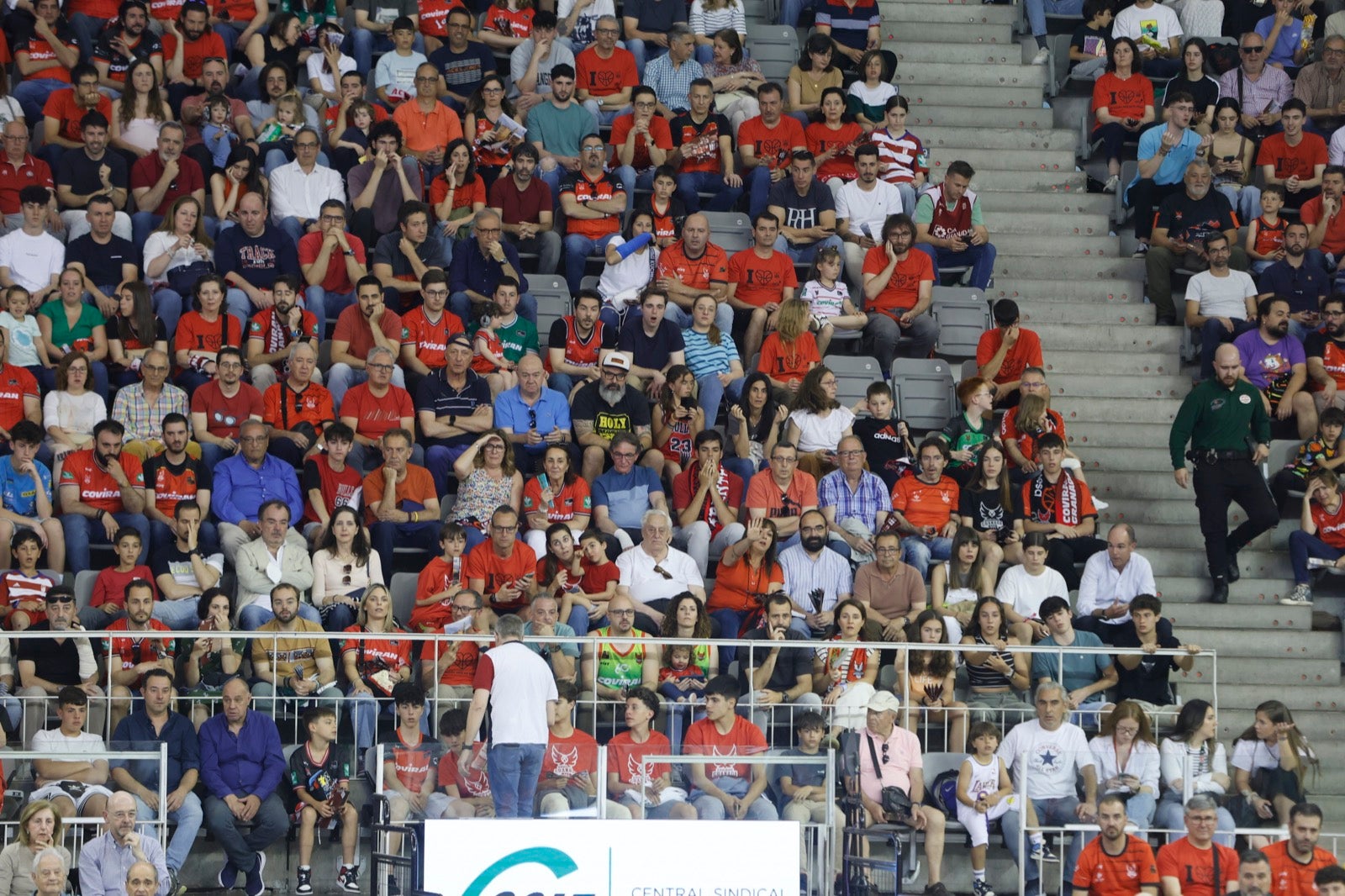 Encuéntrate en la grada durante el Covirán Granada - Gran Canaria
