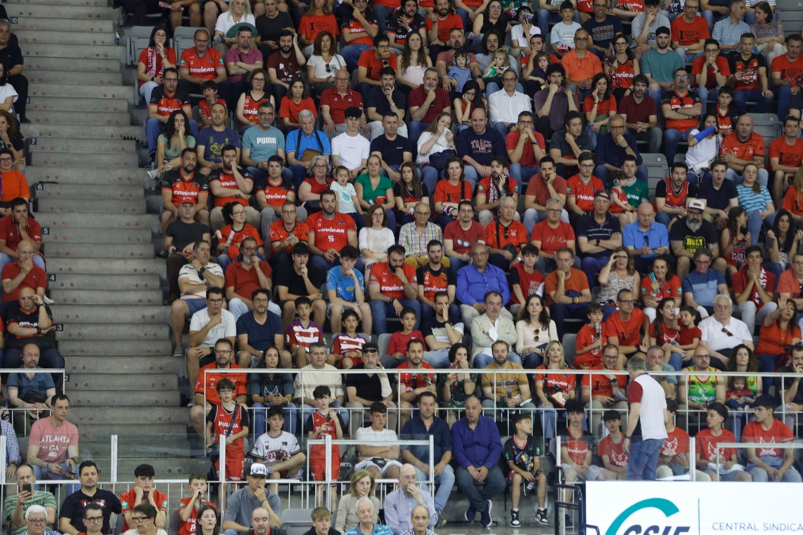 Encuéntrate en la grada durante el Covirán Granada - Gran Canaria