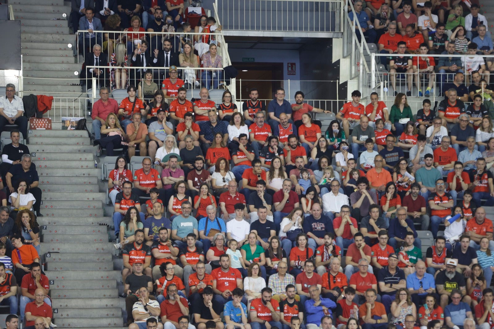 Encuéntrate en la grada durante el Covirán Granada - Gran Canaria
