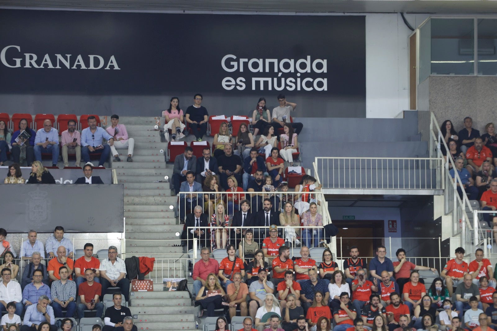 Encuéntrate en la grada durante el Covirán Granada - Gran Canaria