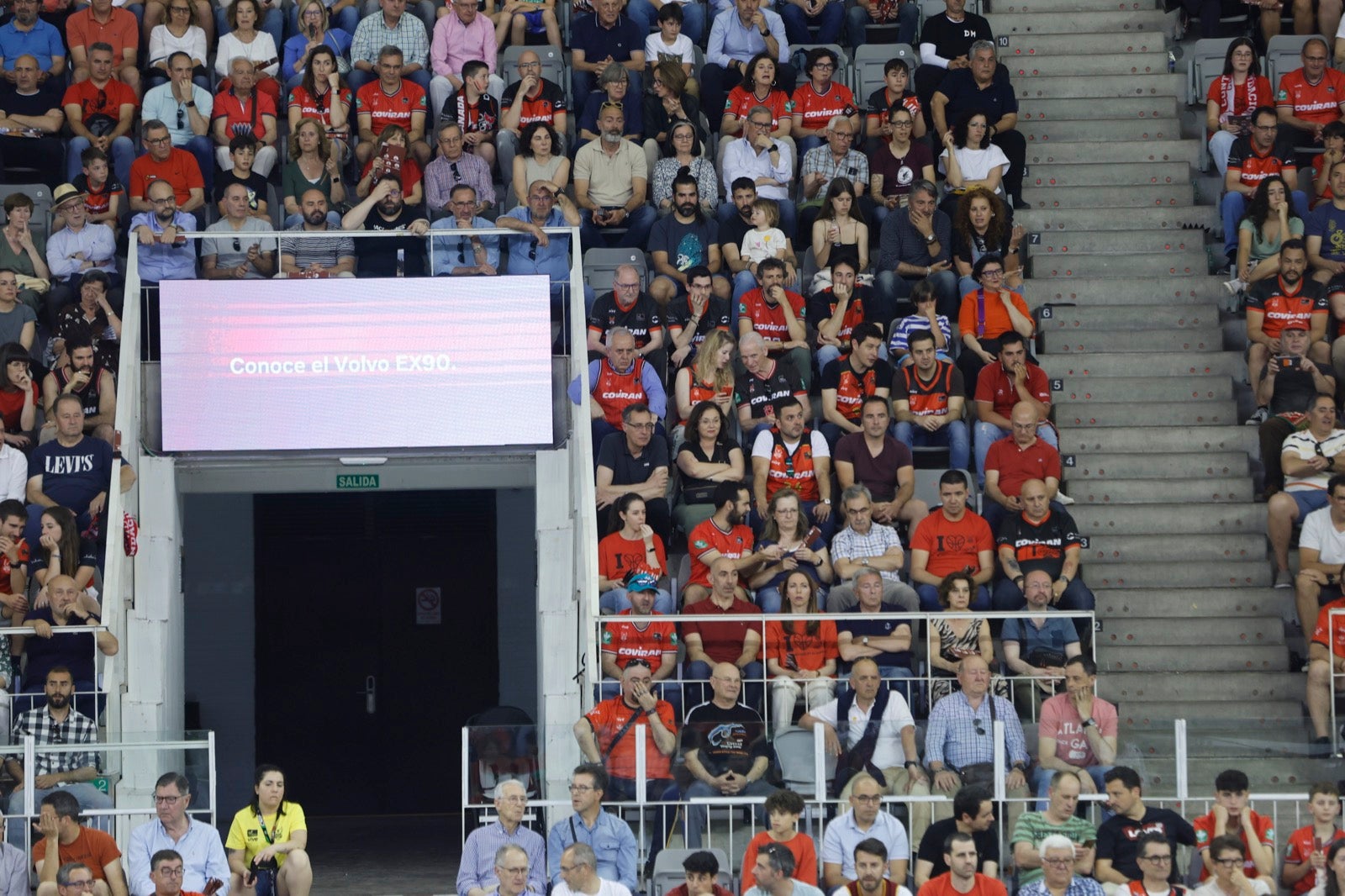 Encuéntrate en la grada durante el Covirán Granada - Gran Canaria