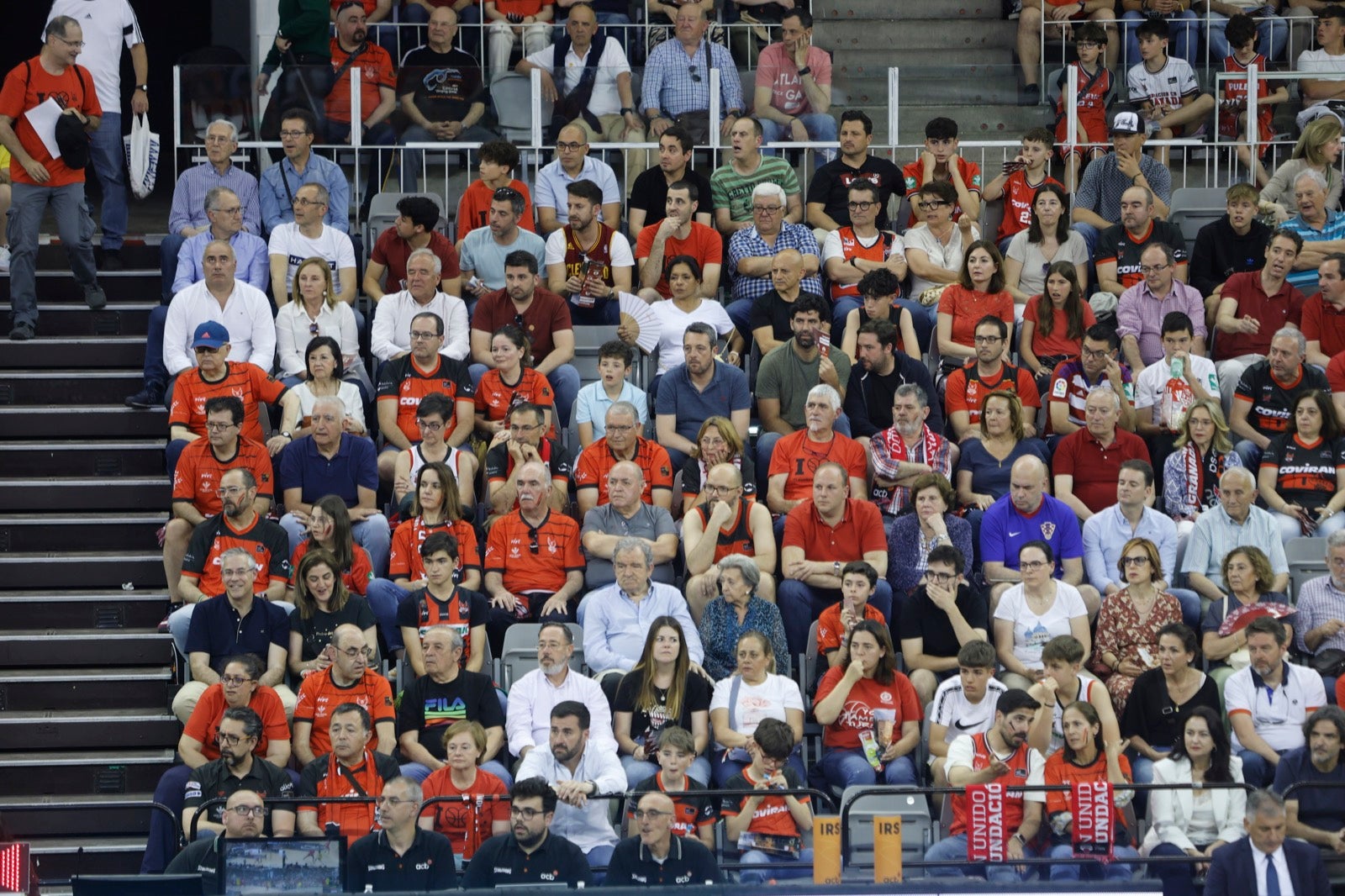 Encuéntrate en la grada durante el Covirán Granada - Gran Canaria