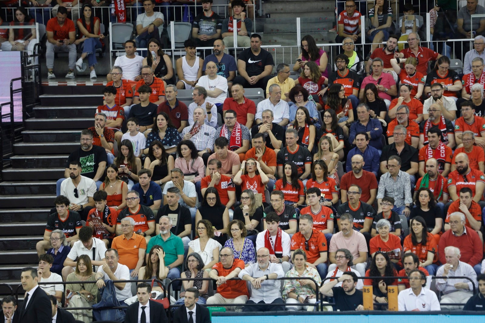 Encuéntrate en la grada durante el Covirán Granada - Gran Canaria