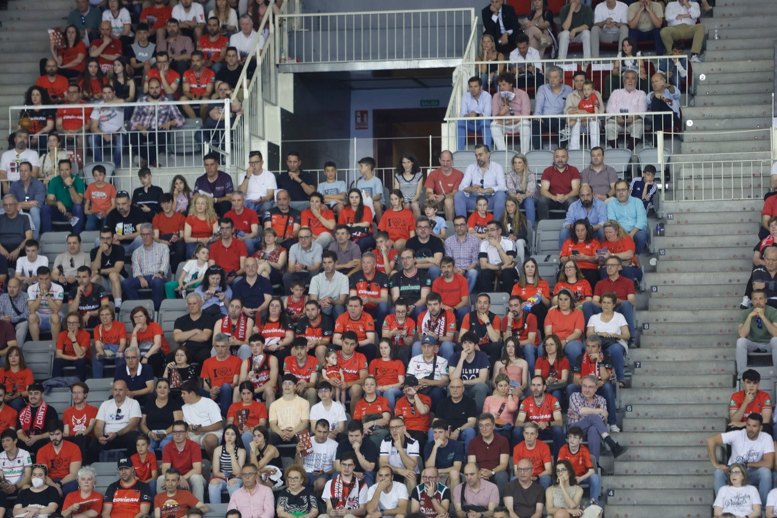 Encuéntrate en la grada durante el Covirán Granada - Gran Canaria