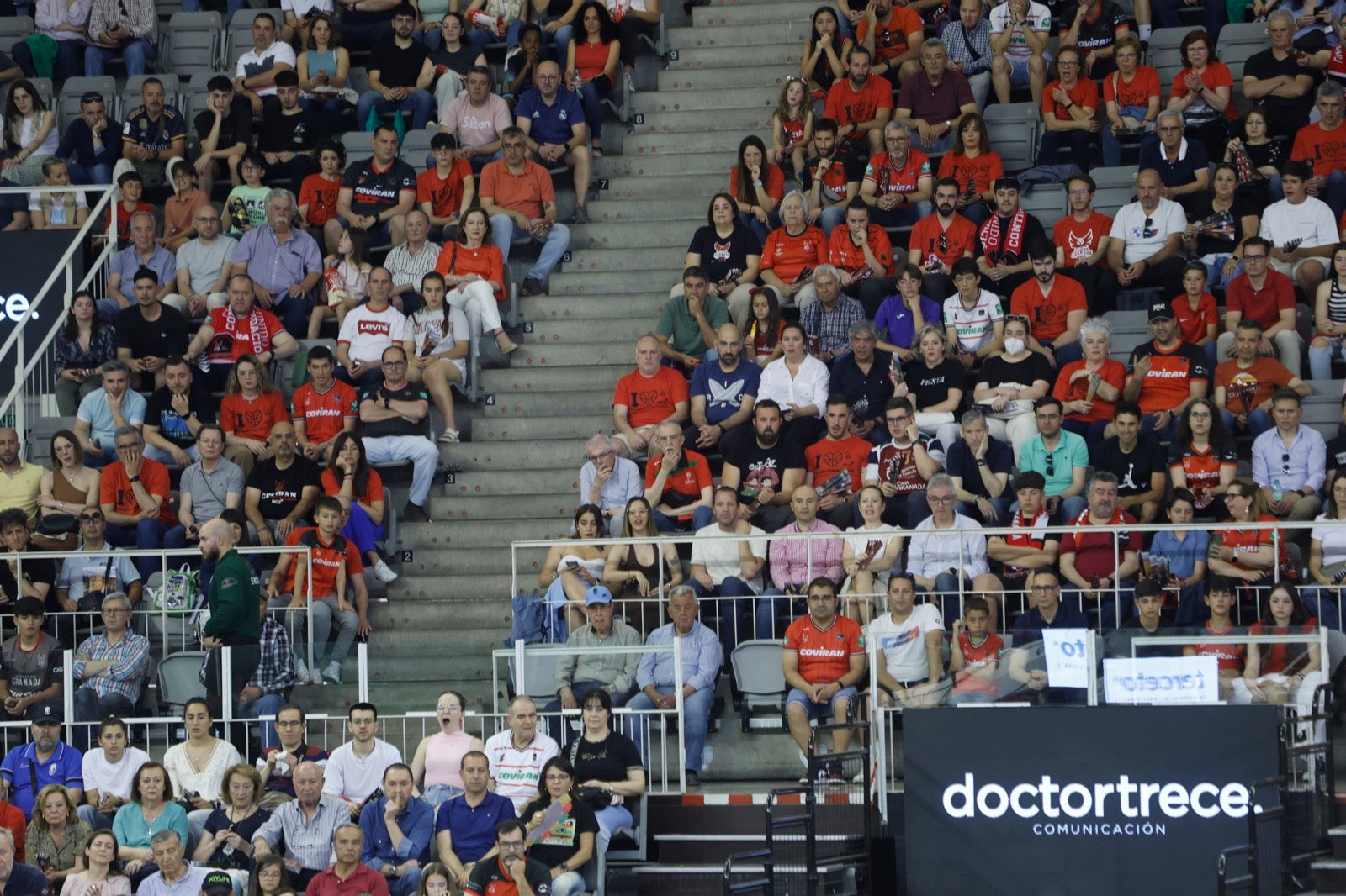Encuéntrate en la grada durante el Covirán Granada - Gran Canaria