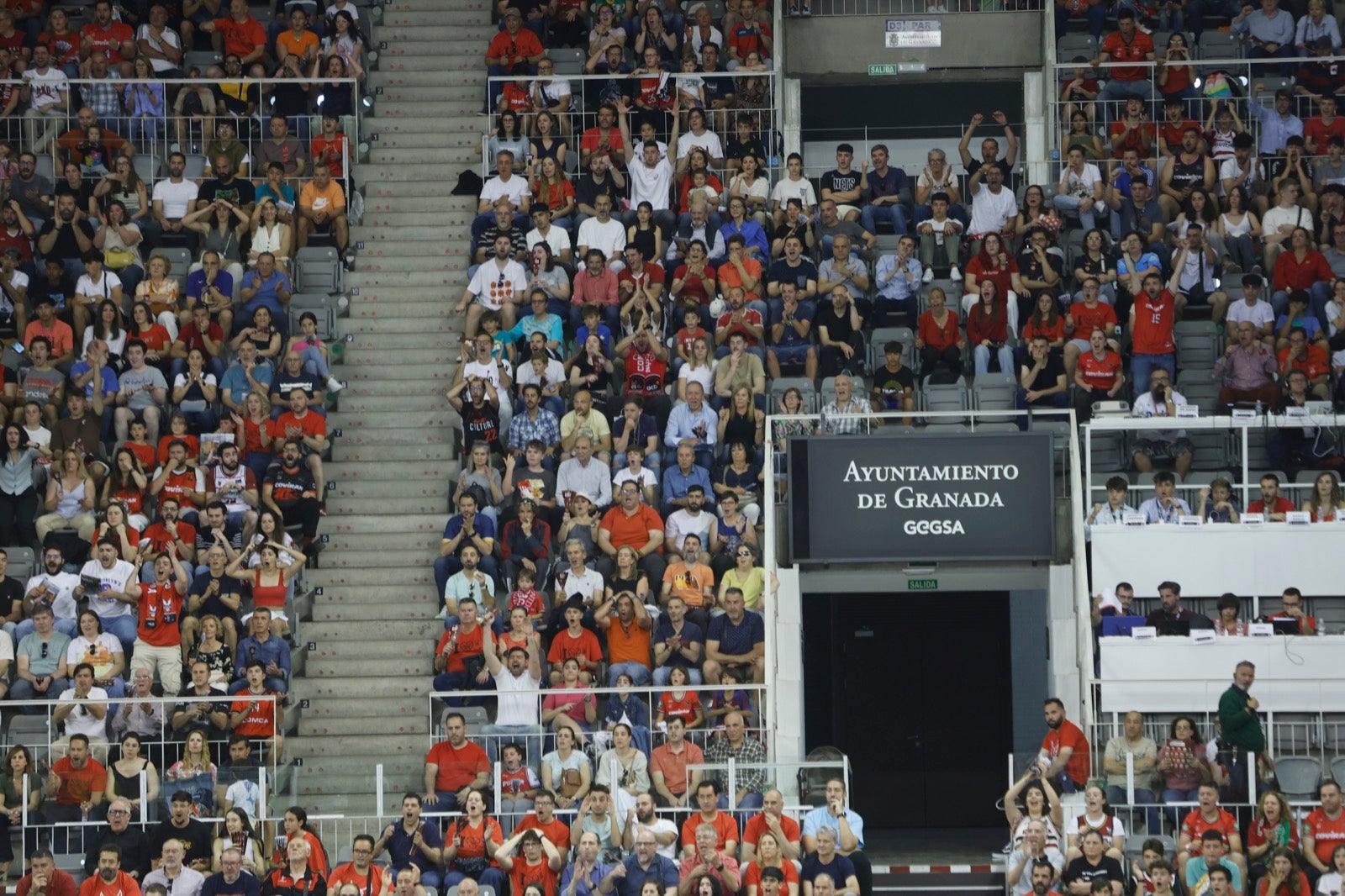 Encuéntrate en la grada durante el Covirán Granada - Gran Canaria