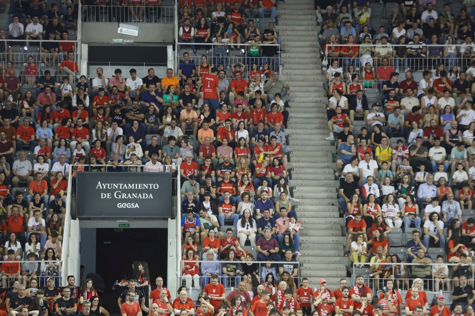Encuéntrate en la grada durante el Covirán Granada - Gran Canaria