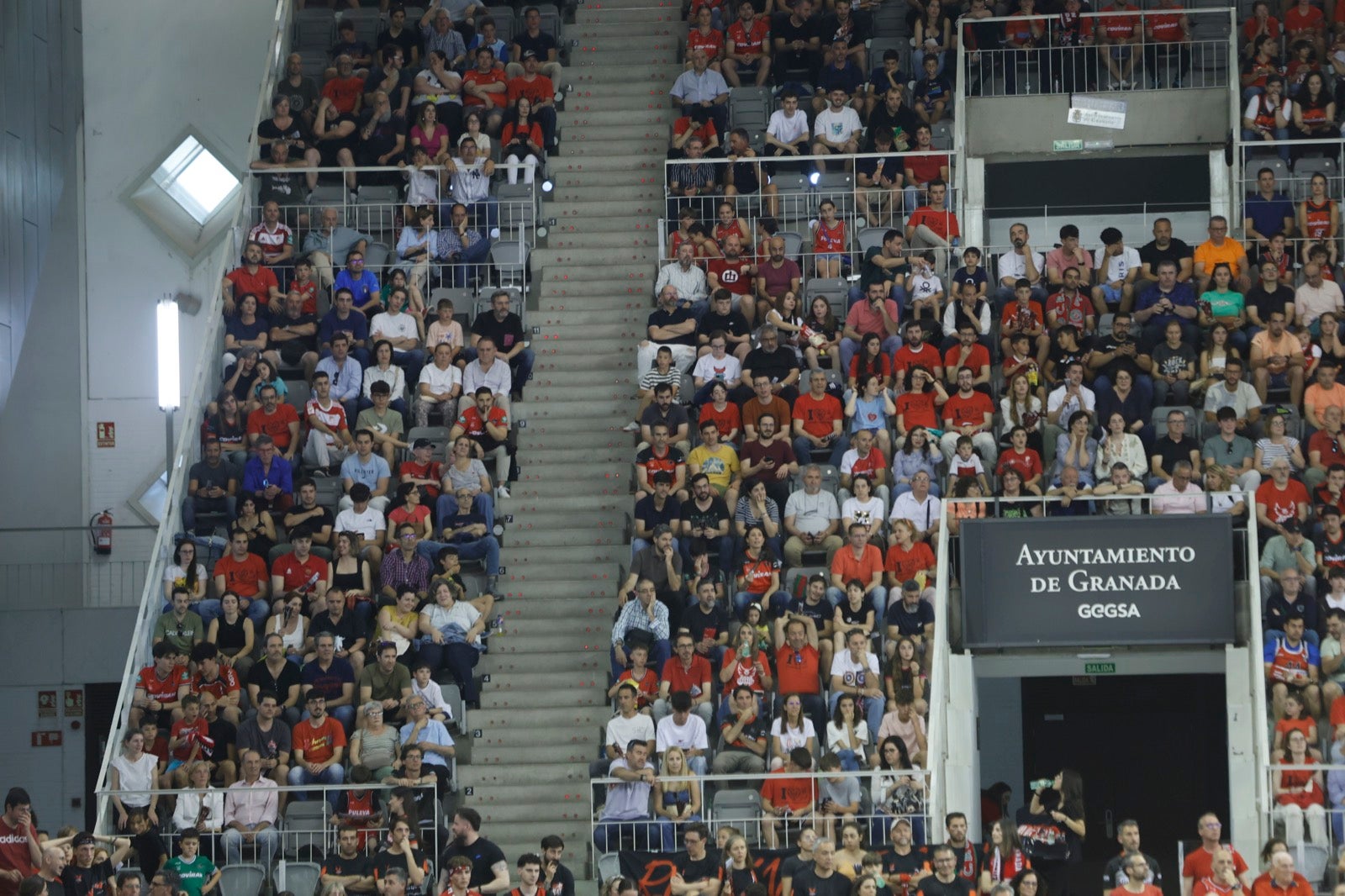 Encuéntrate en la grada durante el Covirán Granada - Gran Canaria