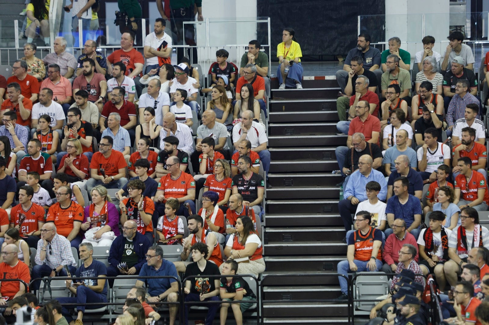 Encuéntrate en la grada durante el Covirán Granada - Gran Canaria