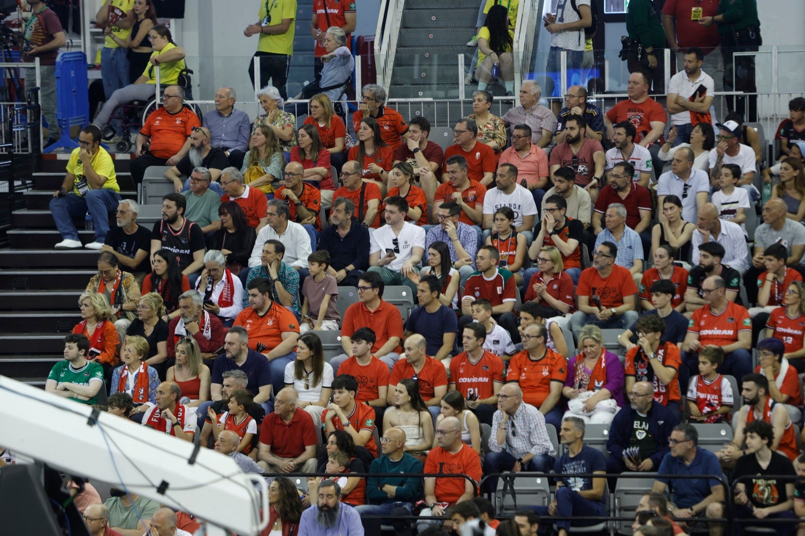 Encuéntrate en la grada durante el Covirán Granada - Gran Canaria