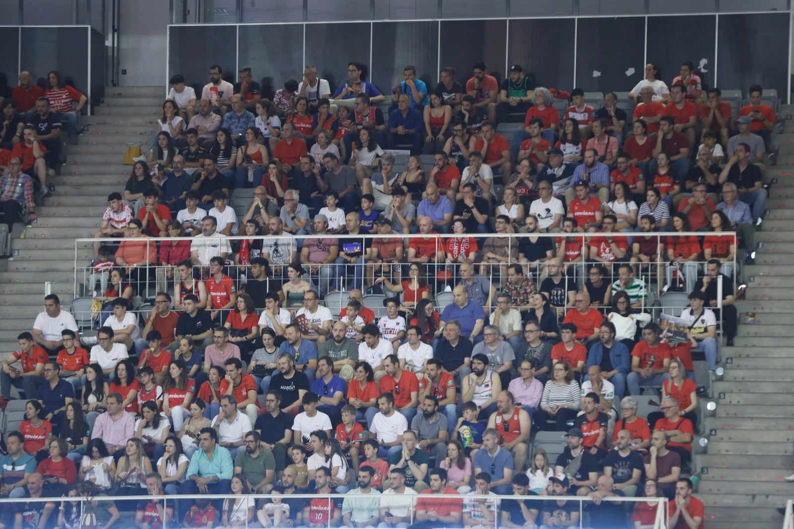 Encuéntrate en la grada durante el Covirán Granada - Gran Canaria