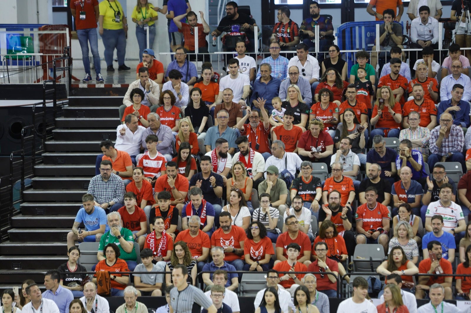 Encuéntrate en la grada durante el Covirán Granada - Gran Canaria