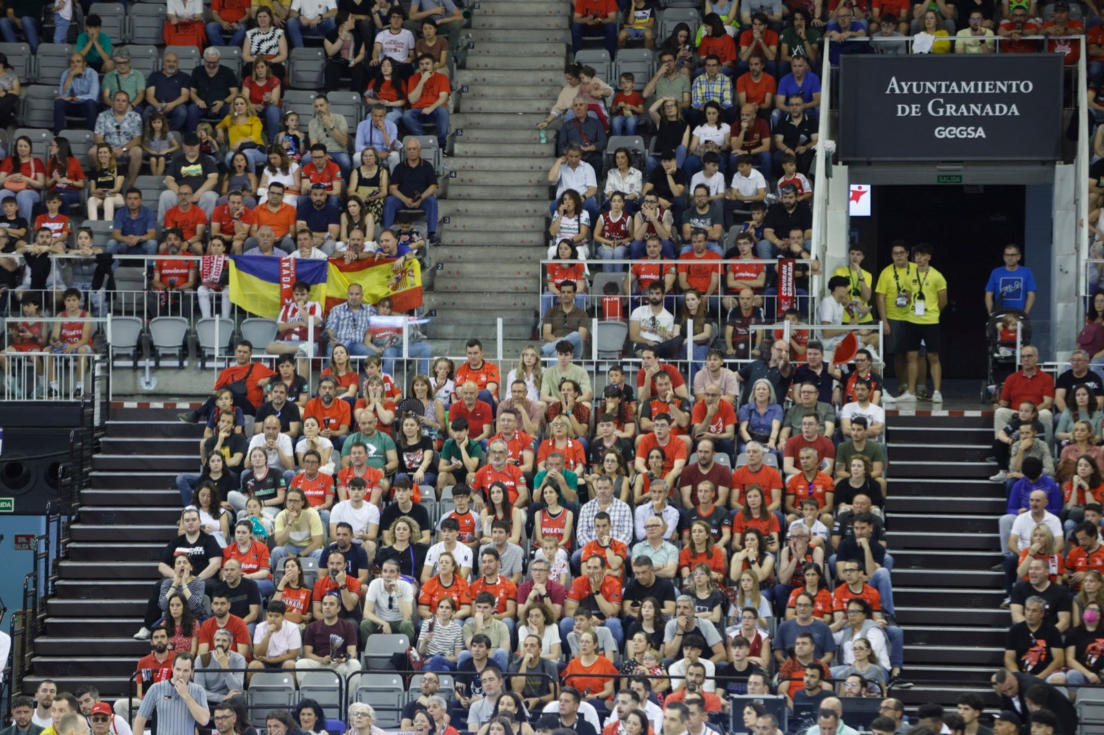 Encuéntrate en la grada durante el Covirán Granada - Gran Canaria