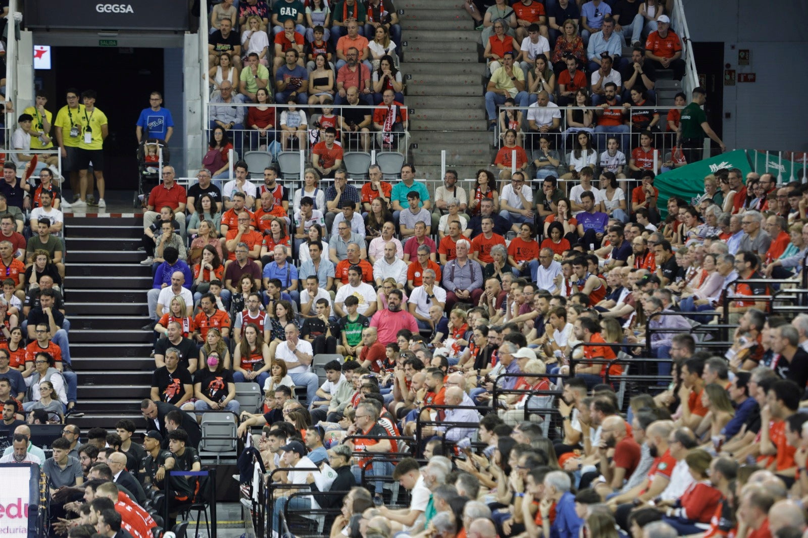 Encuéntrate en la grada durante el Covirán Granada - Gran Canaria