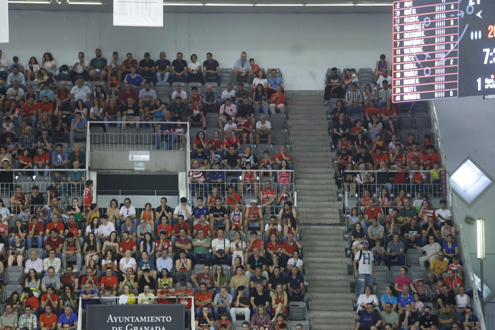 Encuéntrate en la grada durante el Covirán Granada - Gran Canaria