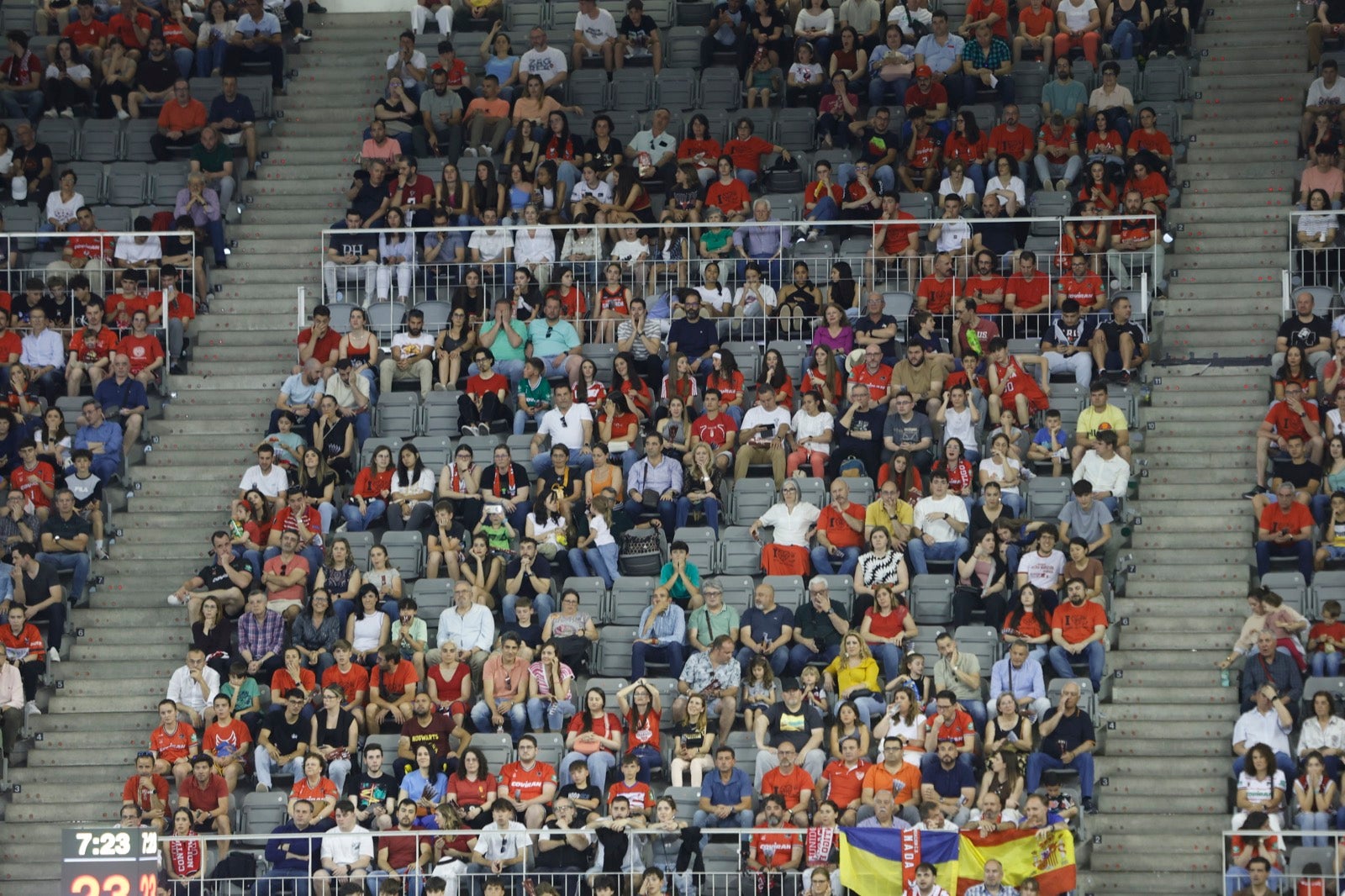 Encuéntrate en la grada durante el Covirán Granada - Gran Canaria