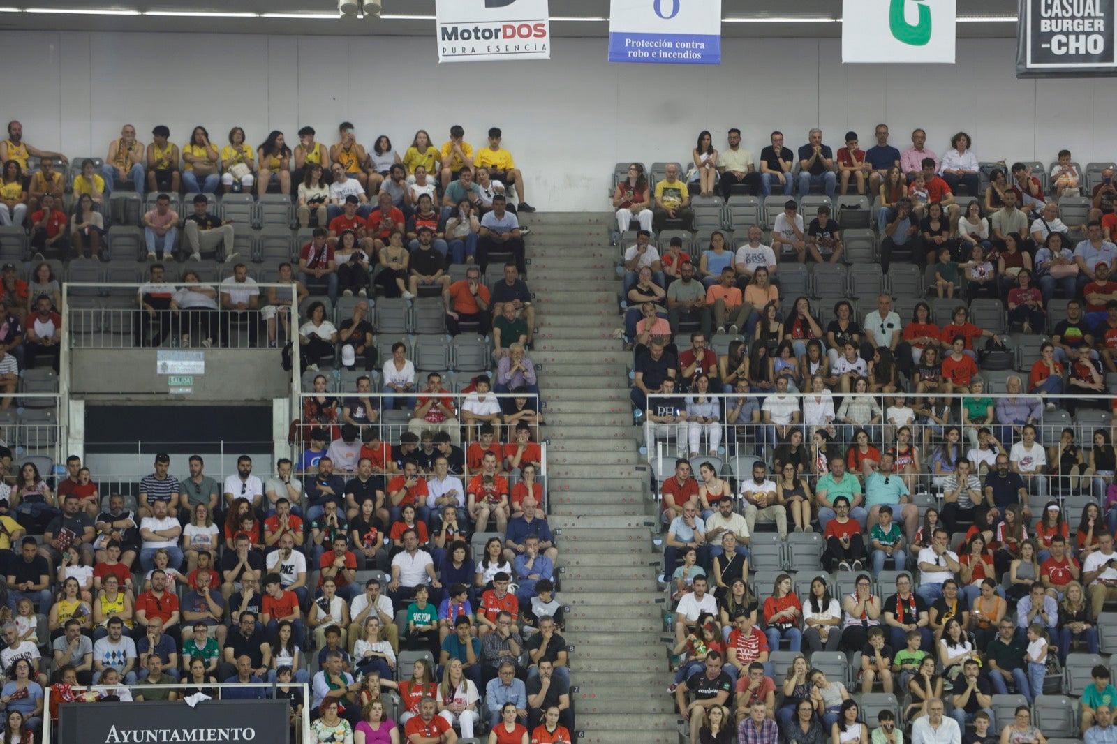 Encuéntrate en la grada durante el Covirán Granada - Gran Canaria