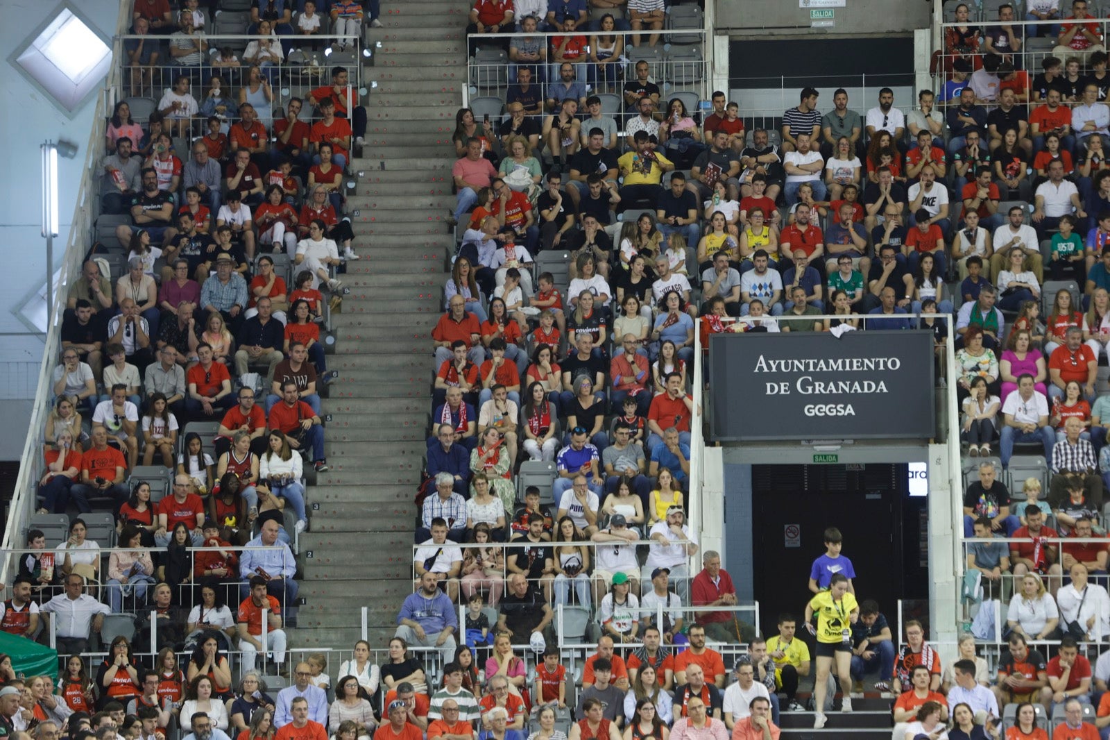 Encuéntrate en la grada durante el Covirán Granada - Gran Canaria
