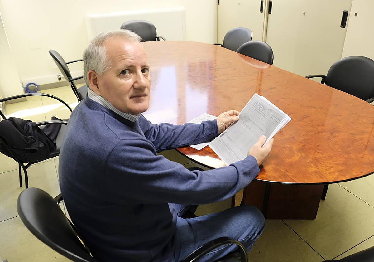 Wenceslao Martínez revisa sus reclamaciones en el centro de salud de Almanjáyar.