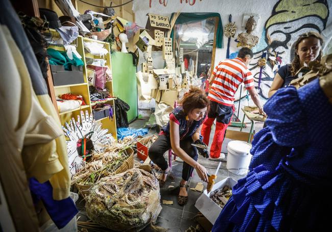 Una de las organizadoras del festival prepara máscaras y disfraces realizados con material reciclado.