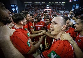 Jonathan Rousselle, a la derecha en primer plano, muy emocionado mientras los jugadores del Covirán celebran la permanencia en la Liga Endesa.