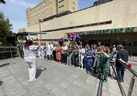 Lanzamiento de besos al aire al ritmo de la canción 'Un beso redondo', de Conchita.