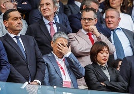 Alfredo García Amado, Xiahoua Li y Sophia Yang, dirigentes del club, en el palco de autoridades.