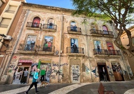 Casona de la plaza Granero de la capital almeriense con la disposición artística ya situada en los vanos de la fachada.