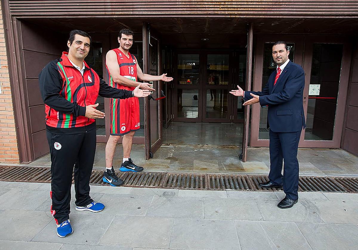 Pablo Pin, Jesús Fernández y Óscar Fernández-Arenas dan la bienvenida a la afición rojinegra antes del primer partido del club en el Palacio, en 2015.