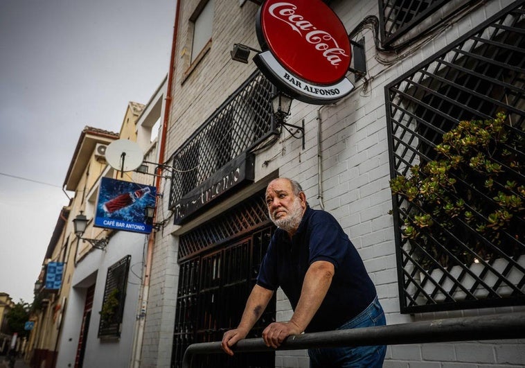 Alfonso Gamaza cierra su bar el 31 de mayo, el único que tiene dos nombres según se lea el cartel de Coca Cola o el de Pepsi Cola.