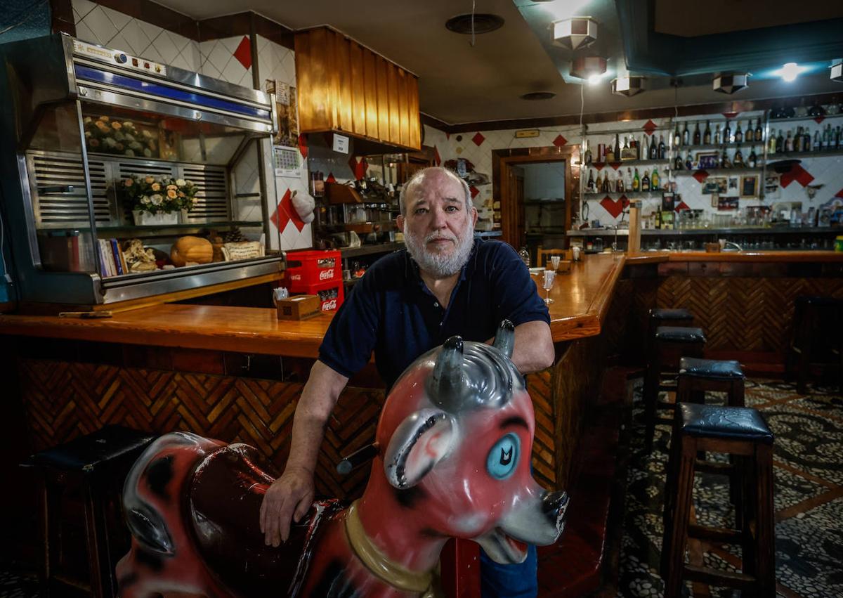 Imagen secundaria 1 - Alfonso, en su mítico rincón del bar donde ha atendido a miles de granadinos durante todos estos años. Junto al pequeño columpio para los peques en el que se han subido varias generaciones. Su padre, Antonio.